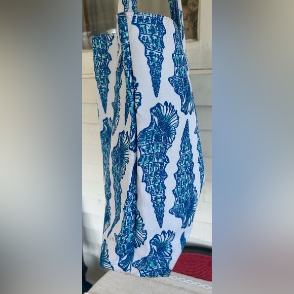 LILY PULITZER & ESTEE LAUDER BLUE WHITE SEASHELL TOTE. EUC - Picture 6 of 9